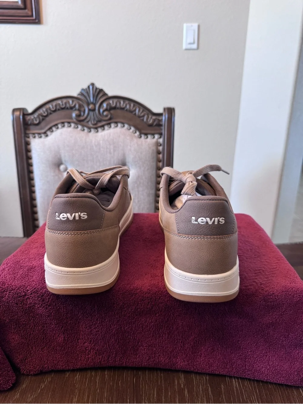 11 Men’s Levi's Casual Low-Top Sneakers in Tan